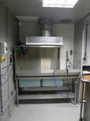 Non destructive testing booth and contents to include Johnson Allen 3KW drying oven S/N M302, stainless steel twin basin parts washing unit and fitted work bench throughout. (A Method Statement and Risk Assessment must be provided, reviewed and approved b - 3