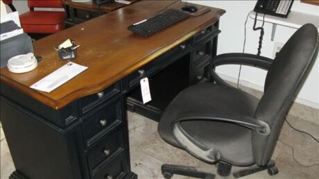 Colonial style double pedistal desk with swivel chair *** PLEASE NOTE: This lot is offered subject to bulk bid offer on lot 118